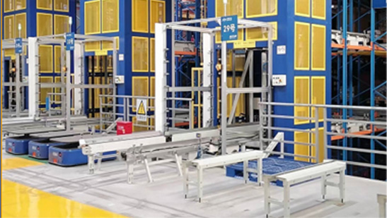 Four-way shuttle+ AMR